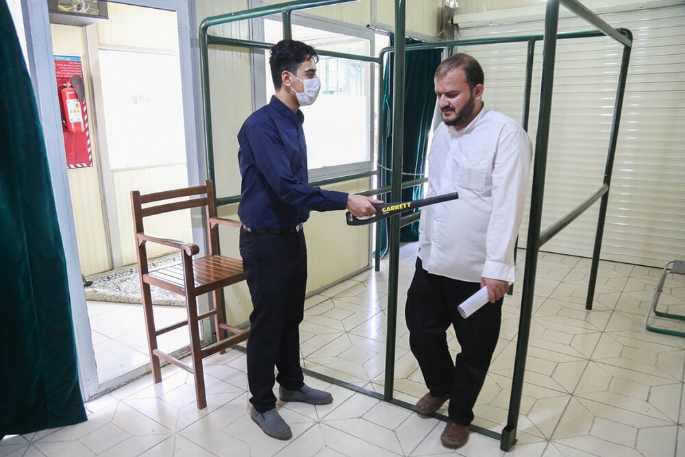 بازرسی بدنی در هنگاه ورود به حرم ائمه اطهار، جهت حفظ امنیت زائران