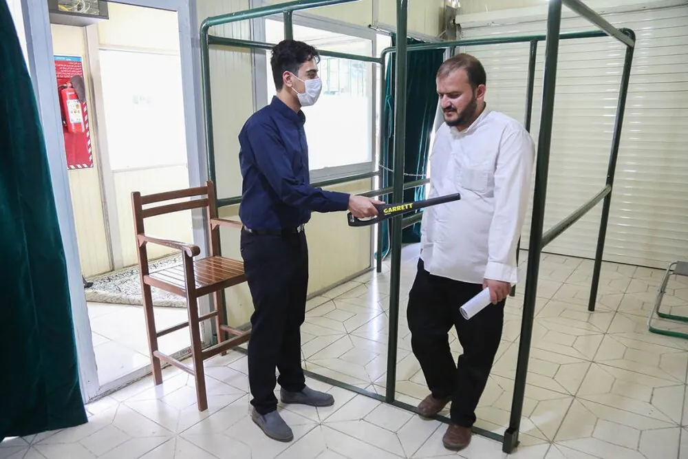 % فیدار آروند سپاهان بازرسی بدنی در هنگاه ورود به حرم ائمه اطهار، جهت حفظ امنیت زائران